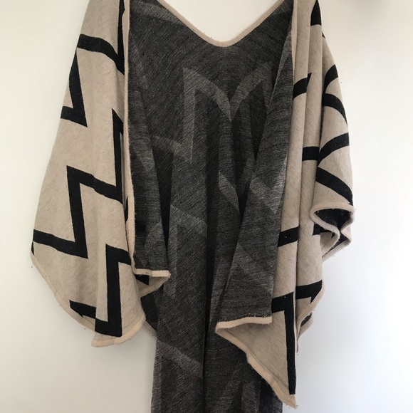Host Pick 🎀 M Boutique Cozy Abstract Print Shawl - Picture 5 of 5